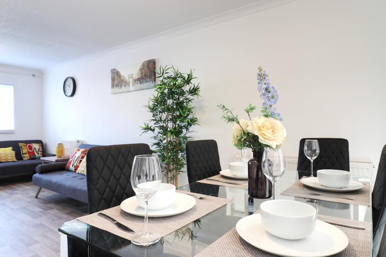 Апартаменты Skyvillion-Stevenage Amazing 3Bed House, Garden, Free Off Street Parking For 2 Cars, Wifi Экстерьер фото