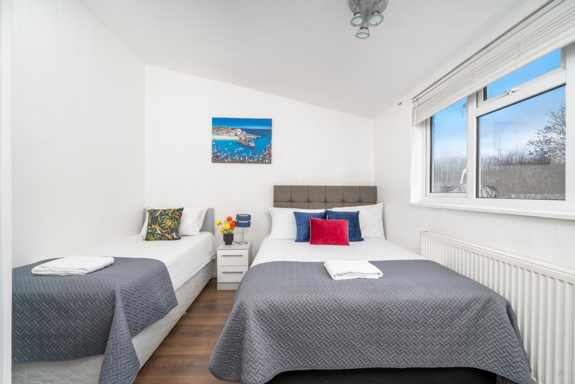 Апартаменты Skyvillion-Stevenage Amazing 3Bed House, Garden, Free Off Street Parking For 2 Cars, Wifi Экстерьер фото