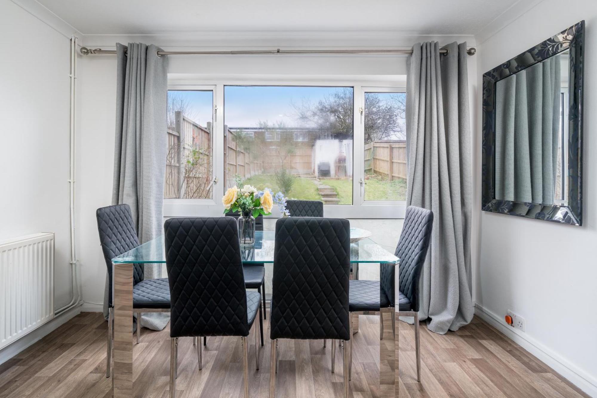 Апартаменты Skyvillion-Stevenage Amazing 3Bed House, Garden, Free Off Street Parking For 2 Cars, Wifi Экстерьер фото