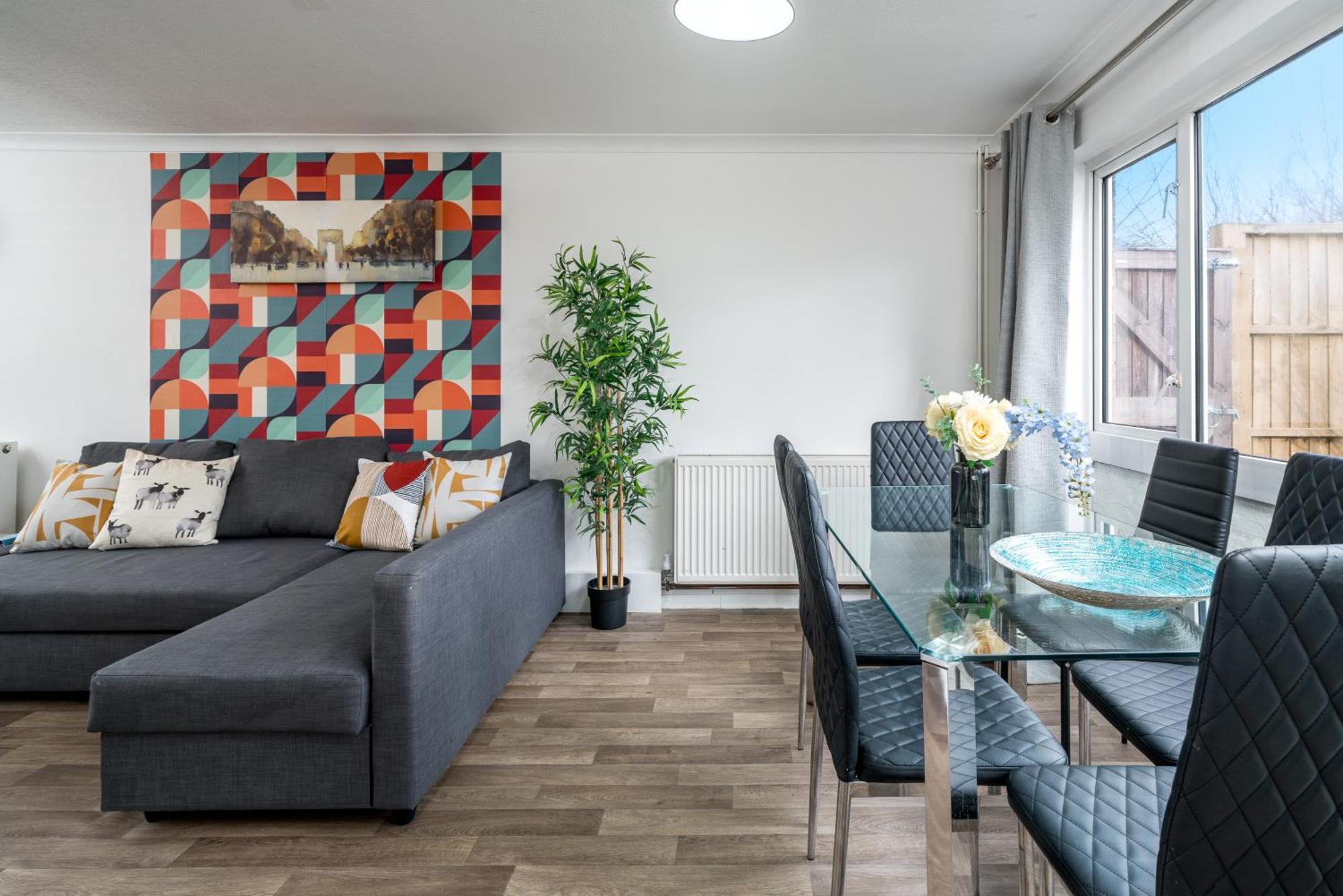 Апартаменты Skyvillion-Stevenage Amazing 3Bed House, Garden, Free Off Street Parking For 2 Cars, Wifi Экстерьер фото